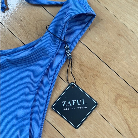 Bikini - Picture 2 of 2